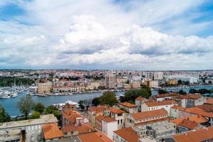 zadar in kroatien aus der perspektive von st. stosije kathedrale foto