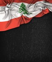 Libanon-Flaggenweinlese auf einer schwarzen Tafel des Schmutzes mit Platz für Text foto