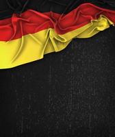 Deutschland Flagge Vintage auf einer schwarzen Grunge-Tafel mit Platz für Text foto