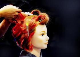 Haare färben, Frisuren auf Kopfattrappe des Friseursalons