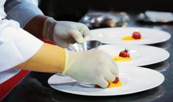 Koch kocht Essen in der Küche, Koch bereitet Essen zu foto