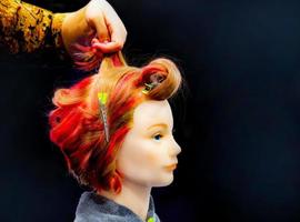 Haare färben, Frisuren auf Kopfattrappe des Friseursalons foto
