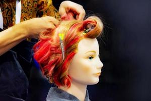 Haare färben, Frisuren auf Kopfattrappe des Friseursalons foto