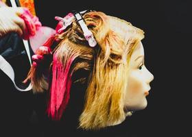 Haare färben, Frisuren auf Kopfattrappe des Friseursalons