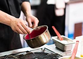 Koch kocht Essen in der Küche, Koch bereitet Essen zu foto