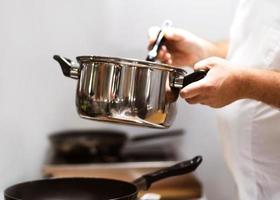 Koch kocht Essen in der Küche, Koch bereitet Essen zu foto