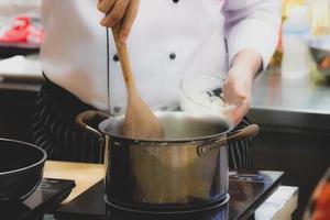 Koch, der Essen zubereitet, Essen, in der Küche, Koch kochen foto