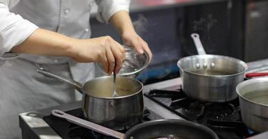 Koch, der Essen zubereitet, Essen, in der Küche, Koch kochen foto