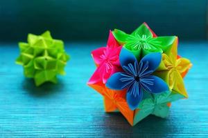 zwei Kusudama-Origami auf blauem Hintergrund foto