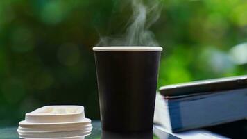 Kaffee wegbringen im ein Papier Tasse auf oben von das Auto Dach Grün Baum Hintergrund beim Sonnenaufgang im das Morgen, selektiv Fokus, Sanft Fokus. foto