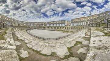 Aussicht Innerhalb das römisch Amphitheater im das kroatisch Stadt von pula ohne Menschen foto