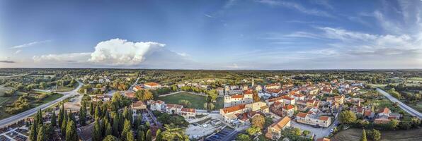 Drohne Panorama von das istrisch Dorf von svetvincenat mit mittelalterlich Schloss im Abend Licht foto