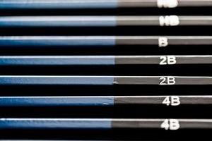 Kompletter Satz schwarzer und blauer Bleistifte, die von dunkel nach hell sortieren.