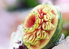 Obst- und Gemüseschnitzereien, thailändische Obstschnitzdekorationen anzeigen