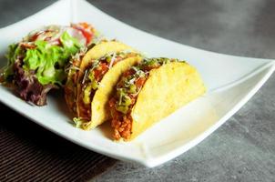 mexikanisches Essen Taco Hackfleisch Tacos Schalen mit Salat foto