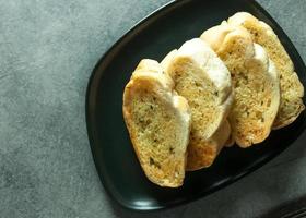 Knoblauch-Kräuter-Brotscheiben auf dem Tisch, leckeres Brot mit Knoblauch foto