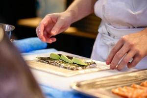 Kochhände bereiten japanisches Essen zu, Koch macht Sushi foto