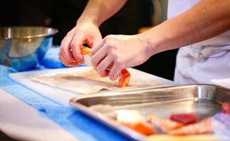 Kochhände bereiten japanisches Essen zu, Koch macht Sushi foto