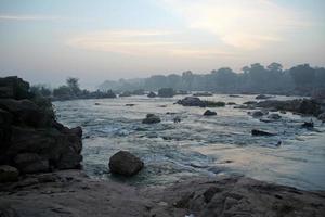 heftige Strömung im Fluss foto