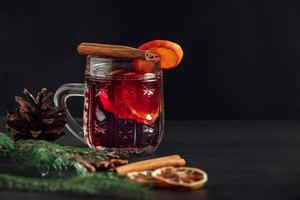 traditioneller weihnachten wärmender glühwein. foto