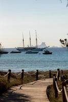 Boote im Naturpark Ses Salines auf Formentera in Spanien foto