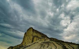 Landschaft mit Blick auf den weißen Felsen in der Krim foto