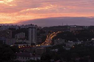 schöner Sonnenaufgang über der Stadtlandschaft. Wladiwostok foto