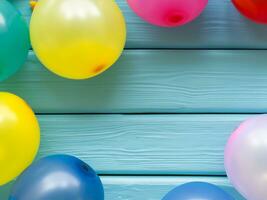 mehrfarbig Geburtstag Luftballons auf das hölzern Hintergrund foto