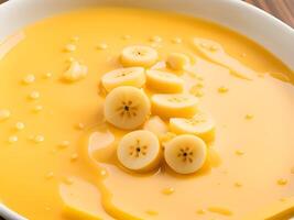 Schüssel von köstlich Banane Suppe mit Croutons, oben Aussicht foto