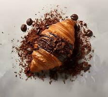 Croissant im Schokolade Chips auf ein Marmor Oberfläche. hausgemacht Kuchen. Werbung kommerziell Foto. ai generativ foto