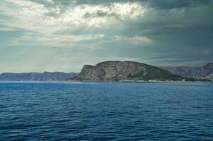 Fjord mit Berge auf Horizont. Wasser glitzert im das Sonne im Norwegen. Landschaft foto