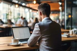 ein Mann im ein Geschäft passen mit ein Laptop sitzt im ein Cafe. zurück Sicht. Fernbedienung Arbeit Konzept. generiert durch künstlich Intelligenz foto