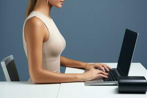 Geschäft Frau im Licht Kleider Tippen auf ein Laptop beim das Arbeitsplatz. Frau Arbeiten auf ein Tastatur im das Büro. generiert durch künstlich Intelligenz foto