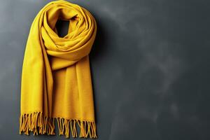 Gelb warm Schal auf ein Hintergrund von ein grau Beton Mauer. generiert durch künstlich Intelligenz foto