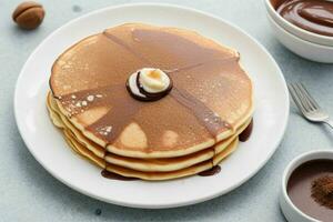 Pfannkuchen mit Schokolade Einfügen und Haselnüsse. ai generativ Profi Foto