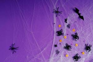 glücklich Halloween Banner Attrappe, Lehrmodell, Simulation, Kürbisse, Fledermäuse und Spinnen auf lila Hintergrund foto