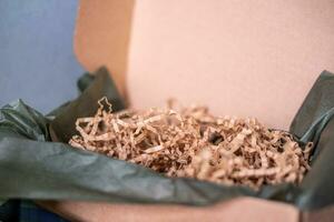 Karton Weihnachten Box mit ökologisch recycelt Papier Chips zum Versand Waren foto
