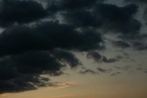 stürmisch Himmel mit dunkel Wolken. natürlich Hintergrund. Himmel Hintergrund. Wolkengebilde, farbig Sonnenuntergang. foto