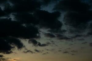 stürmisch Himmel mit dunkel Wolken. natürlich Hintergrund. Himmel Hintergrund. Wolkengebilde, farbig Sonnenuntergang. foto