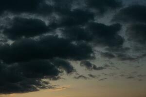 stürmisch Himmel mit dunkel Wolken. natürlich Hintergrund. Himmel Hintergrund. Wolkengebilde, farbig Sonnenuntergang. foto