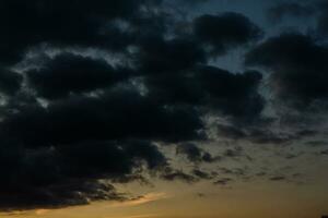 stürmisch Himmel mit dunkel Wolken. natürlich Hintergrund. Himmel Hintergrund. Wolkengebilde, farbig Sonnenuntergang. foto