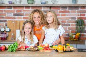 Mutter und Töchter Kochen zusammen im das Küche. gesund Essen Konzept. Porträt von glücklich Familie mit frisch Smoothies. glücklich Schwestern. foto