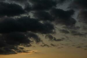 stürmisch Himmel mit dunkel Wolken. natürlich Hintergrund. Himmel Hintergrund. Wolkengebilde, farbig Sonnenuntergang. foto