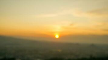 verwischen Hintergrund von Sonnenuntergang Aussicht mit Himmel, Wolke, Berg im Lampung Aussicht von bukit Aslan oder Aslan hügel. defokussiert abstrakt Hintergrund von Sonnenuntergang Landschaft foto