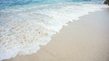 schön Strand und Blau Meer Wasser Das trifft das Strand Sand mit Schaum. tropisch Meer. tropisch Landschaft im Yachthafen Strand, Lampung. schön Strand Sand. Aussicht nett tropisch Strand im Lampung foto