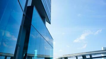 Unterseite Aussicht Blau Brille Gebäude mit Himmel und Wolke Hintergrund. Wolkenkratzer, Aussicht von modern Geschäft Gebäude. Attrappe, Lehrmodell, Simulation modern Blau Brille Gebäude Landschaft. suchen oben Perspektive. Kopieren Raum foto