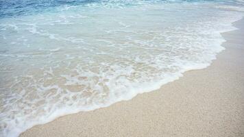 schön Strand und Blau Meer Wasser Das trifft das Strand Sand mit Schaum. tropisch Meer. tropisch Landschaft im Yachthafen Strand, Lampung. schön Strand Sand. Aussicht nett tropisch Strand im Lampung foto