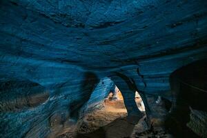 ungesehen im Thailand, das Blau Höhle Eigenschaften ein natürlich Blau Marmor Farbe Muster auf es ist Wände. foto