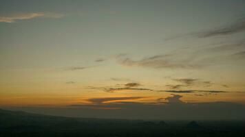 Sonnenuntergang Aussicht mit Himmel, Wolke, Rajabasa Berg im Lampung Aussicht von bukit Aslan oder Aslan Hügel foto