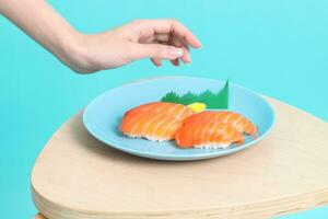 Hand mit Sushi foto